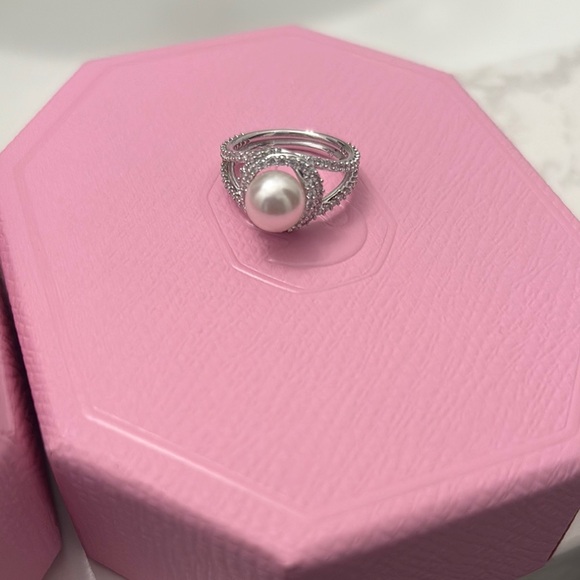 Swarovski Pearl and Silver Ring - Picture 2 of 3